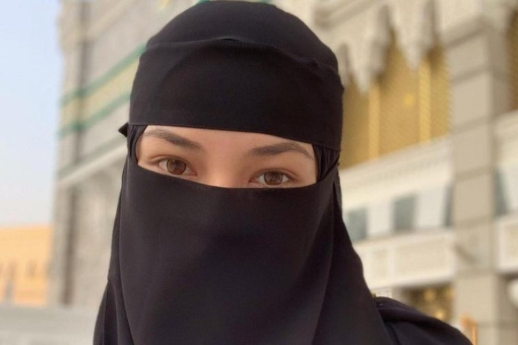 Wajah Istri Habib Umar Bin Hafidz Seperti Apa? Banyak Para Jamaah dan Warganet yang Penasaran!